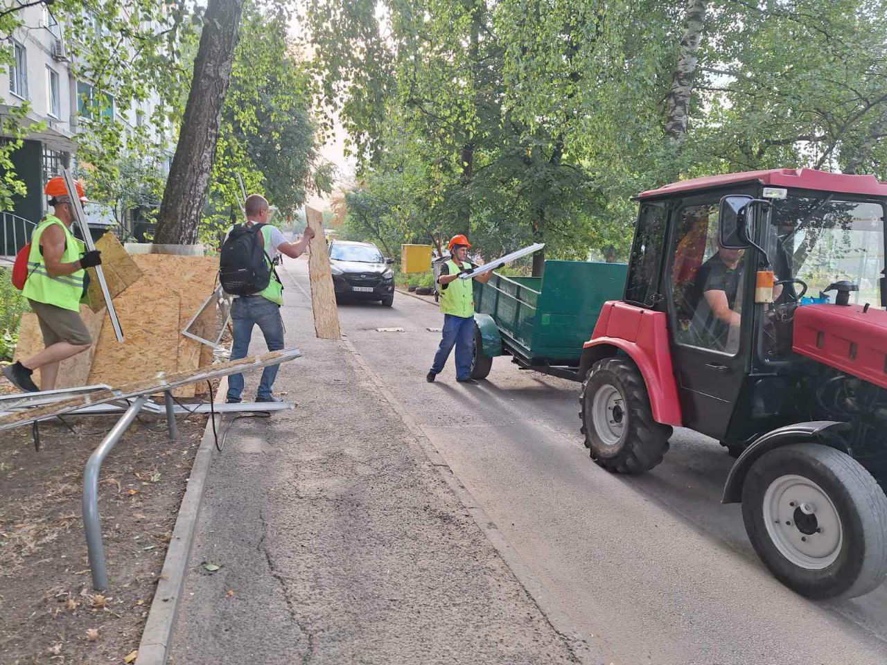 Усувають наслідки прильоту комунальники Харкова